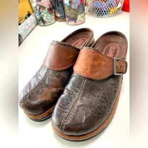 Austin flower tooled clog